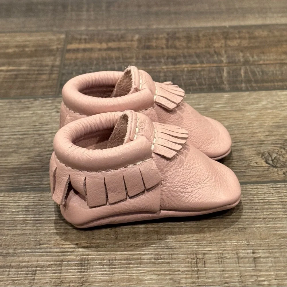 Freshly Picked Moccasin Blush Pink Leather Fringe Sz 1 Soft Sole Baby Shoes EUC